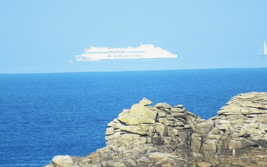 CLICHÉ DE ZEF : FERRY VOLANT AU LARGE DE PLOUARZEL