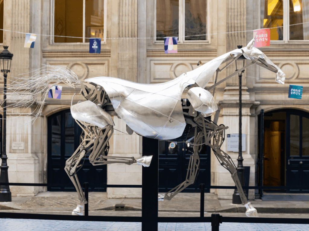 Le cheval métallique de la cérémonie d’ouverture des JO 2024 hélitreuillé au Mont-Saint-Michel ce mercredi